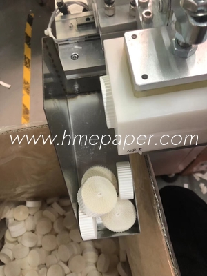 kaufen Automatisches Tape-Cutting-Verfahren Einstellbare Geschwindigkeit Klebstoff HME Filterpapiertape-Making-Maschine für die Präzisionsproduktion online manufacture